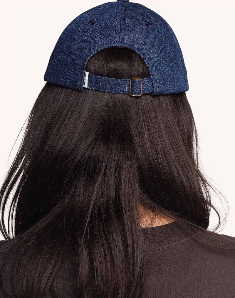 OLOW Stanton Six Panel Cap Blau Braun – Rückansicht am Damenmodel
